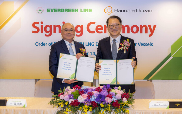 대만 현지에서 한화오션 김희철 대표이사(오른쪽)와 에버그린 장옌이 회장이 LNG 이중연료추진 초대형 컨테이너선 건조 계약서에 서명한 뒤 기념 촬영을 하고 있다./한화오션