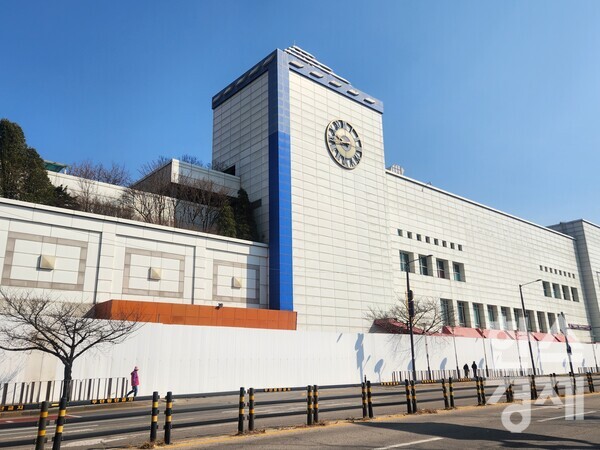 2025년 3월 16일 주말 오후 방문한 홈플러스 안산점 전경. 2000년 8월 오픈한 홈플러스 안산점은 2021년 문을 닫았다. 현재는 폐건물 상태로 남아있다. / 사진=이수민 기자