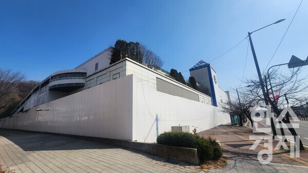 2025년 3월 16일 주말 오후 방문한 홈플러스 안산점 전경. 2000년 8월 오픈한 홈플러스 안산점은 2021년 문을 닫았다. 현재는 폐건물 상태로 남아있다. / 사진=이수민 기자