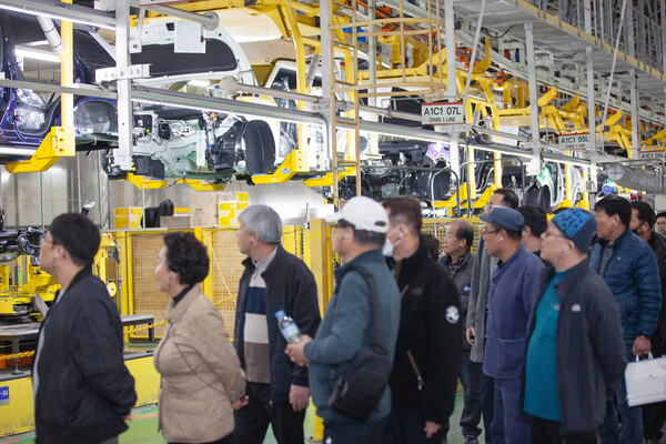 지난 14일 KGM 평택공장에서 열린 ‘팀 토레스 택시 클럽’ 행사 라인 투어에서 참가자들이 조립 라인을 둘러보고있다./ KG모빌리티