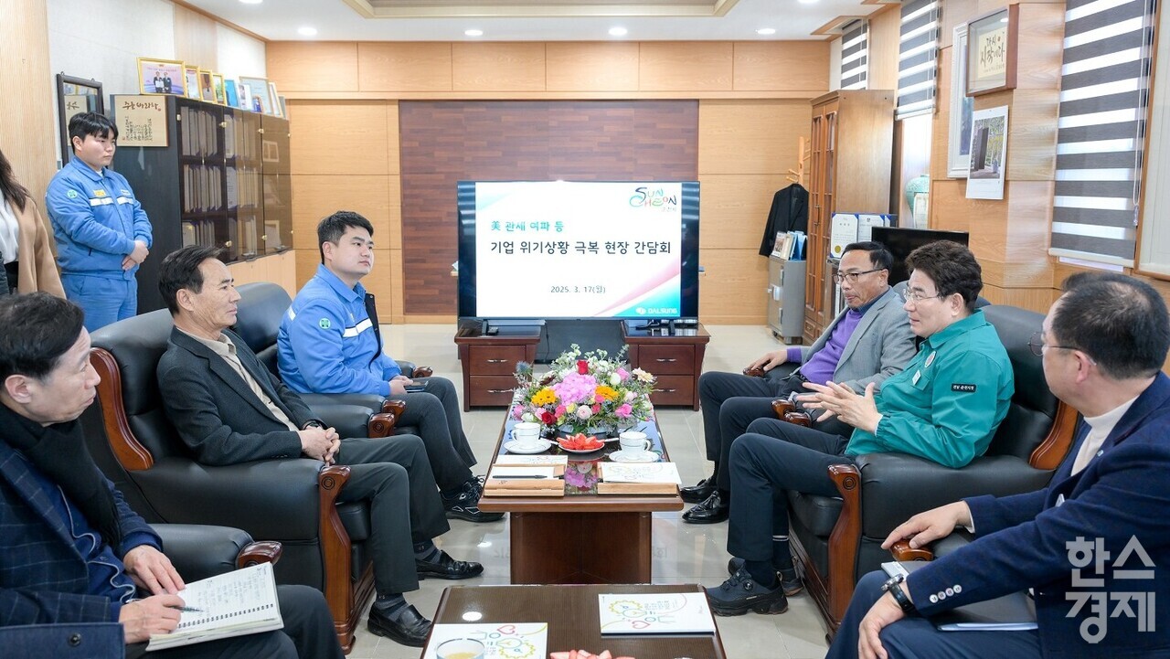 ▲노관규 순천시장이 율촌산단에 위치한 달성(주) 기업을 방문해 현장 간담회를 하고 있다. (사진=순천시)