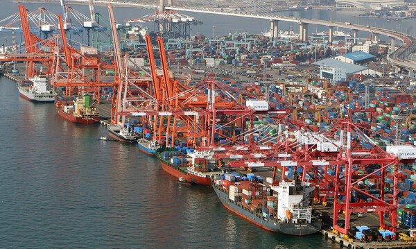 부산항 감만부두에서 컨테이너선이 화물을 선적하고 있는 모습 / 사진=연합뉴스 