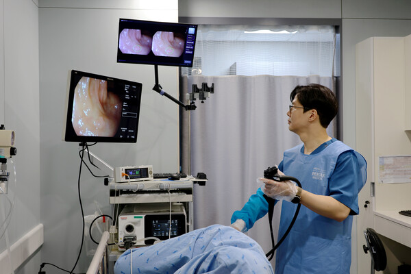 송완희 KMI 광화문센터 진료원장이 대장내시경 검사를 시연하고 있다. /KMI한국의학연구소 제공