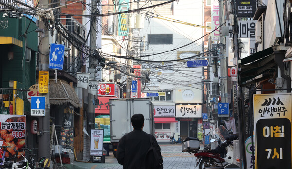 최근 프랜차이즈업계를 중심으로 ‘이중가격제’ 도입이 확산되고 있다. 배달 메뉴 가격을 매장 가격보다 높게 책정하는 방식으로 향후 외식 물가 상승을 압박할 것이라는 우려가 제기된다. 사진은 지난 11일 서울 신촌 연세로 부근 상업지역 모습./