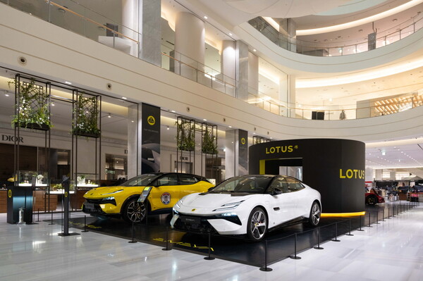경기 성남시에 위치한 현대백화점 판교점에 마련된 로터스자동차 팝업 전시장/ ﻿로터스자동차코리아