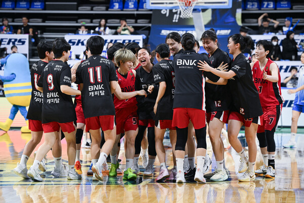 부산 BNK 썸 선수들이 기뻐하고 있다. /WKBL 제공