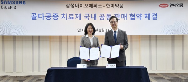 박재현 한미약품 대표(오른쪽)과 김경아 삼성바이오에피스 대표(왼쪽)가 공동 판매 협약을 체결하고 기념사진을 촬영하고 있다. /한미약품 제공