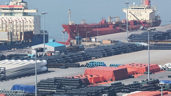 평택항에 쌓여 있는 철강 제품들./연합뉴스