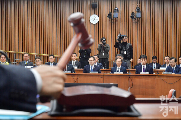 18일 서울 여의도 국회에서 정무위원회 전체회의가 열리고 있다. 이날 김병주 MBK 파트너스 회장이 불출석한 가운데 ‘홈플러스·MBK 파트너스 및 삼부토건’에 대한 긴급 현안질의가 진행되고 있다. /최대성 기자 dpdaesung@sporbiz.co.kr 2025.03.18.