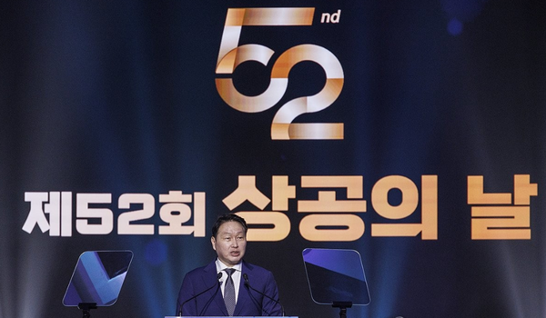 최태원 대한상의 회장은 기념사를 통해 "글로벌 통상 환경 변화, 인플레이션, AI 산업 패러다임 전환 등 삼각 파도 속에서 기존의 게임의 룰이 바뀌고 있다"며 "변화의 속도에 뒤처지면 도태될 것이고, 더 빠르게 변해야만 생존할 수 있다"고 말했다. / 연합뉴스