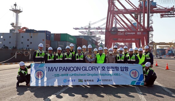 인천항만공사 김상기 운영부문 부사장과 관계자들이 기념촬영을 하고 있다. / 사진=인천항만공사