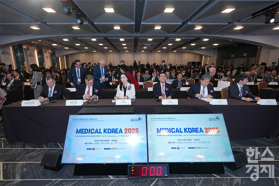 20일 서울 강남구 코엑스에서 메디컬 코리아(Medical Korea) 2025 개막식이 열리고 있다. 체자르 마놀레 아르메아누 주한 루마니아대사관 대사(왼쪽부터), 알렉산드루 라필라 루마니아 보건부 장관, 이주영 개혁신당 국회의원,  박민수 보건복지부 차관, 차순도 한국보건산업진흥원장, 김영태 서울대학교병원장이 참석하고 있다. /최대성 기자 dpdaesung@sporbiz.co.kr 2025.03.20.