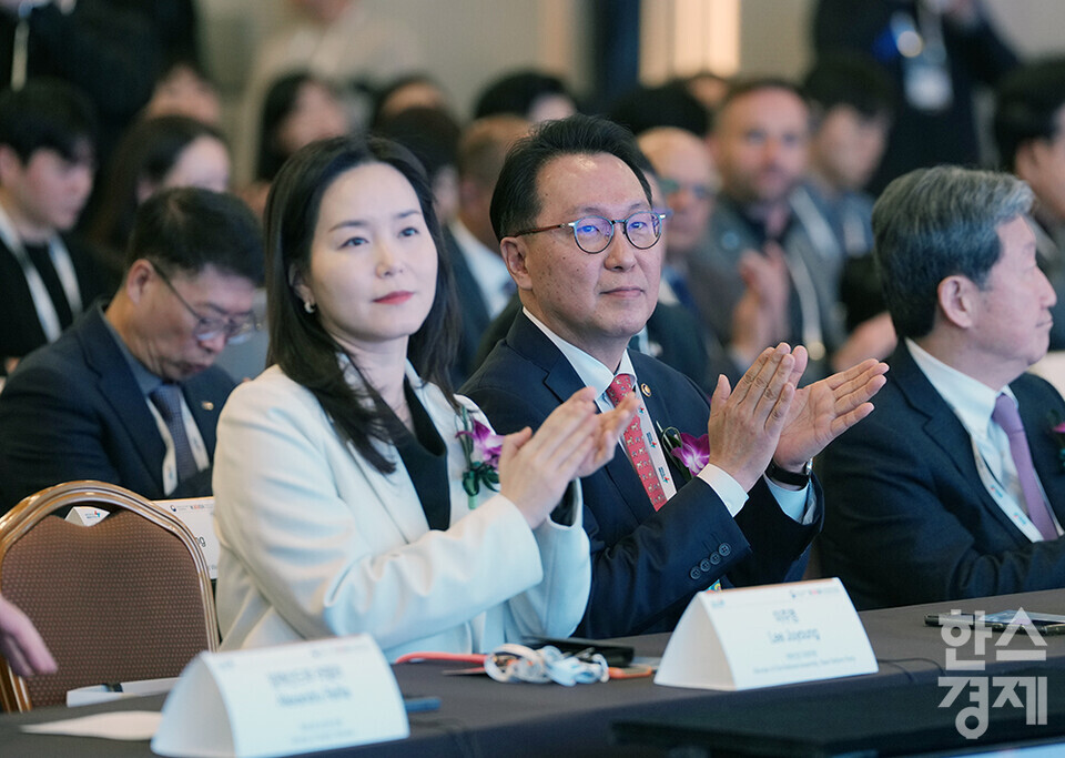 20일 서울 강남구 코엑스에서 메디컬 코리아(Medical Korea) 2025 개막식이 열리고 있다. 이주영 개혁신당 국회의원,  박민수 보건복지부 차관이 박수를 보내고 있다. /최대성 기자 dpdaesung@sporbiz.co.kr 2025.03.20.