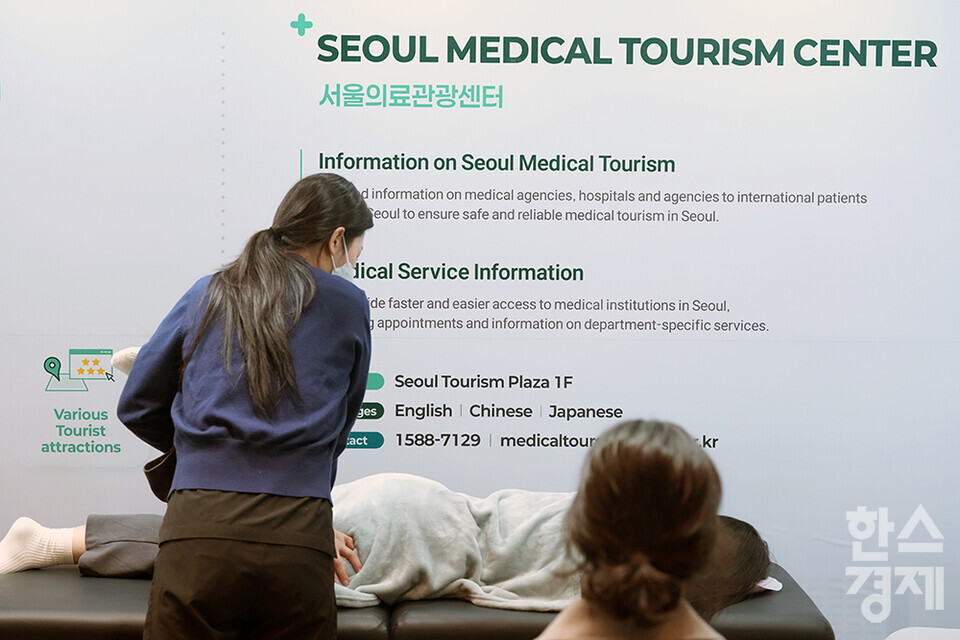 20일 서울 강남구 코엑스에서 메디컬 코리아(Medical Korea) 2025 개막식이 열리고 있다. 관람객들이 관련 부스를 둘러보고 있다. /최대성 기자 dpdaesung@sporbiz.co.kr 2025.03.20.