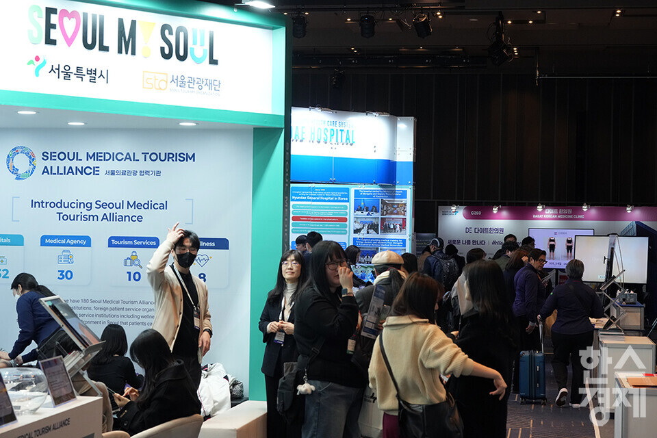 20일 서울 강남구 코엑스에서 메디컬 코리아(Medical Korea) 2025 개막식이 열리고 있다. 관람객들이 관련 부스를 둘러보고 있다. /최대성 기자 dpdaesung@sporbiz.co.kr 2025.03.20.