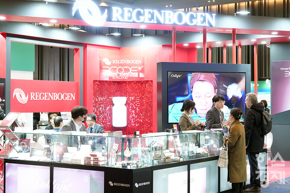 20일 서울 강남구 코엑스에서 메디컬 코리아(Medical Korea) 2025 개막식이 열리고 있다. 관람객들이 관련 부스를 둘러보고 있다. /최대성 기자 dpdaesung@sporbiz.co.kr 2025.03.20.