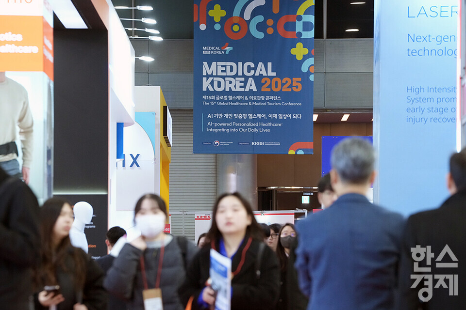 20일 서울 강남구 코엑스에서 메디컬 코리아(Medical Korea) 2025 개막식이 열리고 있다. 많은 관람객들이 관련 부스를 둘러보고 있다. /최대성 기자 dpdaesung@sporbiz.co.kr 2025.03.20.