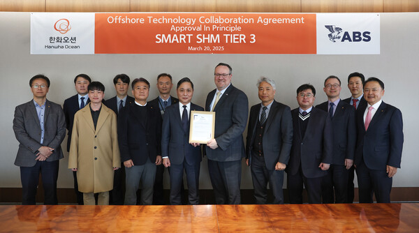 지난 20일 한화오션 제품전략기술원장 손영창 부사장(왼쪽에서 일곱번째), 패트릭 라이언 ABS 최고기술경영자(오른쪽 여섯번째) 등 양사 관계자가 개념 승인 수여식을 마친 뒤 기념 촬영을 하고 있다./한화오션