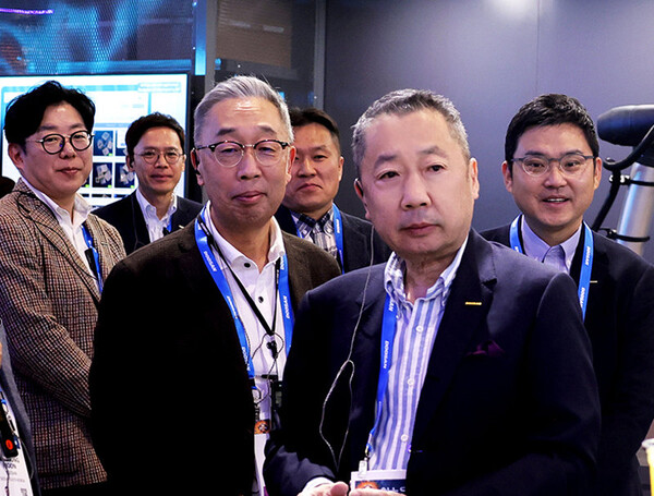 박정원 두산그룹 회장(오른쪽에서 두 번째)이 미국 라스베이거스에서 열린 ‘CES 2024’에서 두산로보틱스 부스를 살펴보고 있다. 박 회장 왼쪽은 박지원 두산그룹 부회장 / 사진=두산그룹