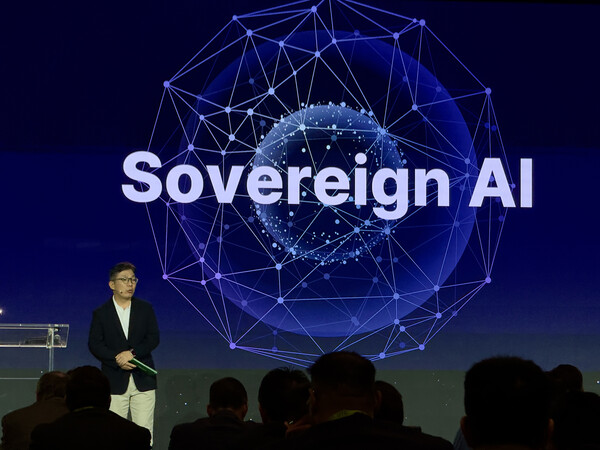 네이버클라우드 김유원 대표가 엔비디아의 연례행사 ‘GTC 2025’서 소버린 AI에 관한 발표를 진행하고 있다./네이버클라우드