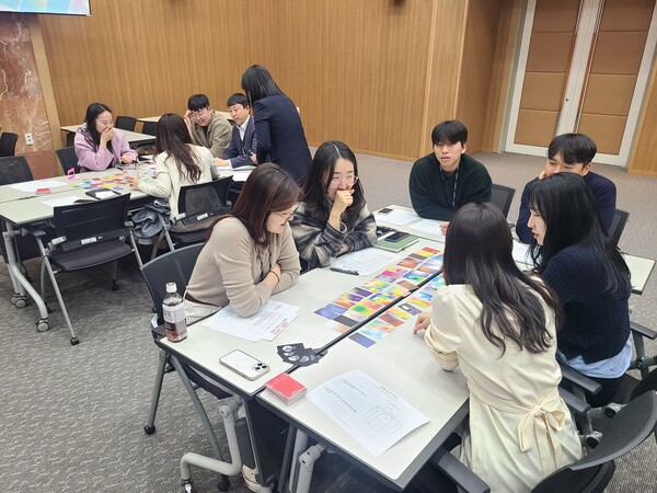 울산항만공사(UPA)는 감정노동을 수행하는 직원들을 대상으로 ‘컬러테라피 마음 스트레칭 힐링 프로그램’을 진행했다./울산항만공사