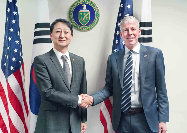 안덕근 산업통상자원부 장관은 20일(현지시간) 미국 워싱턴 DC 에너지부 회의실에서 크리스 라이트(Chris Wright) 미국 에너지부 장관과 면담을 갖고, 트럼프 행정부 주요 현안인 다양한 에너지 분야에서의 협력 강화 방안을 논의했다. 안 장관은 민감국가 및 기타 지정국가 목록에 한국을 포함한 것에 대한 한국 측의 우려를 전달하고, 한미 양국은 절차에 따라 조속히 문제를 해결하기 위해 협력키로 합의했다. / 산업부