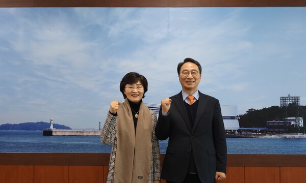 우동식 국립인천해양박물관장(오른쪽)과 인천광역시 남부교육지원청 최영신 교육장이 지난 19일 국립인천해양박물관 접견실에서 협력 방안에 대한 논의를 마친 후 기념 촬영을 하고 있다./국립인천해양박물관