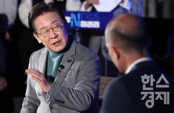 더불어민주당 이재명 대표와 '사피엔스'의 저자이자 이스라엘의 세계적 석학인 유발 하라리 히브리대 전 교수가 22일 서울 여의도 국회 사랑재에서 인공지능(AI)을 주제로 대담하고 있다. 사진=연합뉴스