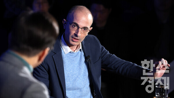 더불어민주당 이재명 대표와 '사피엔스'의 저자이자 이스라엘의 세계적 석학인 유발 하라리 히브리대 전 교수가 22일 서울 여의도 국회 사랑재에서 인공지능(AI)을 주제로 대담하고 있다. 사진=연합뉴스