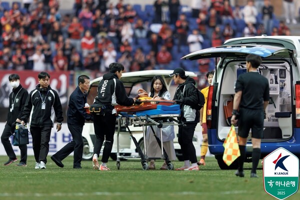 프로축구 K리그1 광주FC 조성권이 응급처치를 받은 뒤 구급차에 실려 나갔다. /한국프로축구연맹 제공