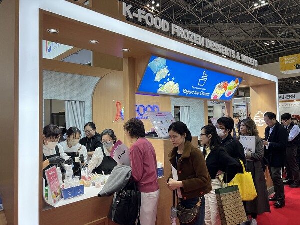 도쿄 식품박람회 한국관에서 현장 시식 행사 장면. /사진=aT