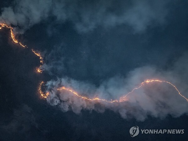 경북 의성군 대형 산불 발생 이틀째인 23일 의성군 산불 현장에서 산불이 확산하고 있다.  /연합뉴스