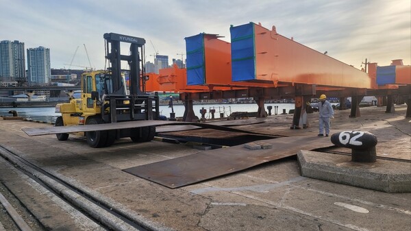 부산항 자성대부두로 옮겨긴 트랜스퍼크레인./부산항만공사