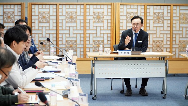 윤병태 시장이 지역 상권 활성화를 위한 용역 착수보고회를 진행하고 있다. /사진=나주시