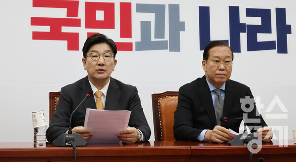 국민의힘 권성동 원내대표가 24일 서울 여의도 국회에서 한덕수 국무총리 탄핵 기각과 관련해 입장을 밝히고 있다. 오른쪽은 권영세 비상대책위원장. 사진=연합뉴스