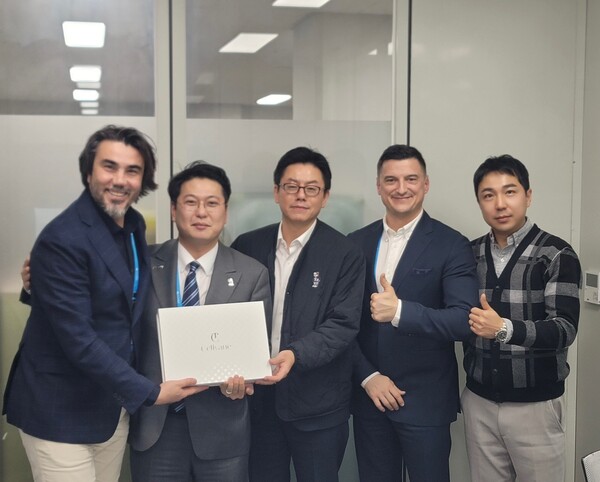 (왼쪽부터) Cem Dergin 메인코드 메디컬 대표, 박준상 메인코드 메디컬 부사장, 류재환 제론셀베인 전무, Kemal Resul 메인코드 메디컬 매니저, 이유준 제론셀베인 부장. /제론셀베인 제공