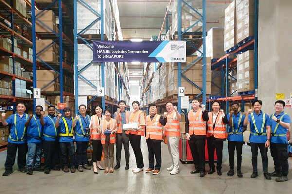 한진 경영진이 싱가포르에 위치한 협력사의 물류센터를 방문했다. (왼쪽 아홉 번째부터) 조현민 사장, 노삼석 대표이사 사장./한진