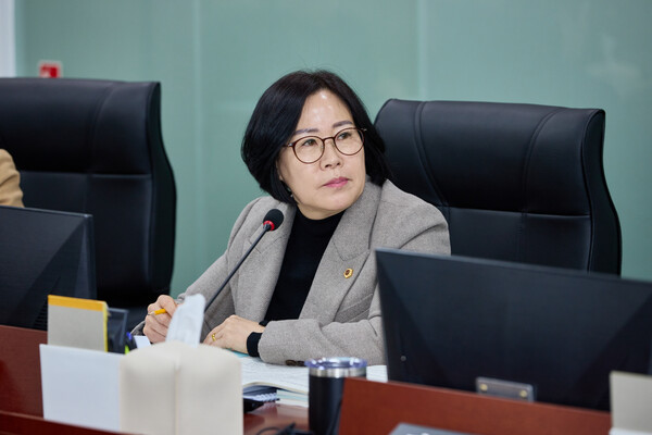 서현옥 경기도의원(더불어민주당, 평택 3)은 20일 경기도 첨단모빌리티산업과 정담회에서 학교 내 전기차 충전소 설치와 관련하여 도민, 특히 어린이들의 안전을 최우선으로 고려해야 한다는 입장을 밝혔다./ 경기도의회 제공