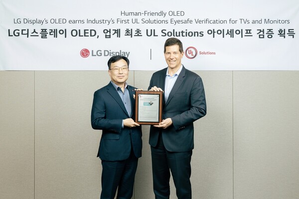 윤수영 LG디스플레이  최고기술책임자(CTO)와 토드 데니슨UL 솔루션즈 글로벌 총괄 수석 부사장이 '아이세이프3.0 검증' 획득 기념촬영을 하고 있다./LG디스플레이