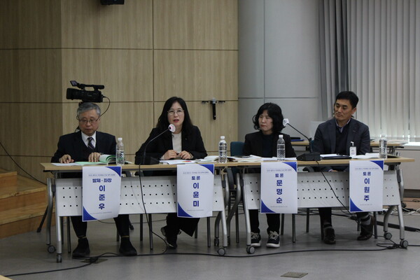 토론자로 참여한 이윤미 용인특례시의회 운영위원장, 문명순 장애인복지과장, 이원주 산림과장은 각각 용인시와 경기도 지자체의 조례안, 장애인복지의 진행 상황, 무장애길 조성의 필요성과 계획 등을 밝혔다./ 용인시장애인자립생활센터 제공