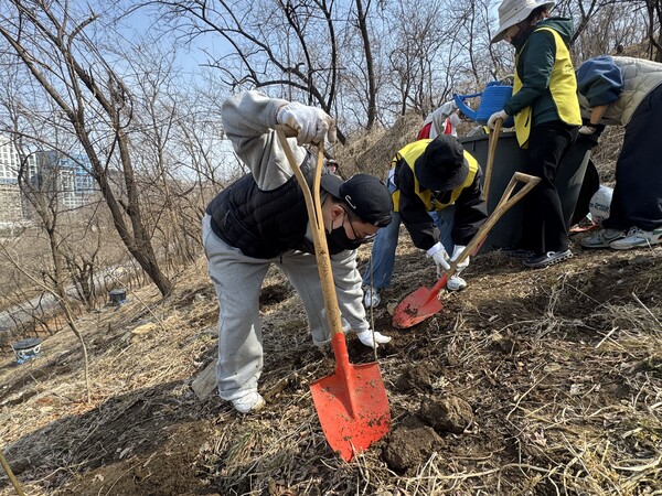 서울대학교 환경대학원 ESG 전문가 과정 4기 원우회(회장 정미혜)가 수료 후 첫 활동으로 ‘노을공원 나무심기’에 나섰다. / 전문가 과정 4기