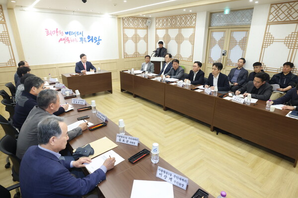 김성제 의왕시장이 24일 의왕시청 소회의실에서 의왕군포안산 공공주택지구 내 원주민들과 주민간담회를 열고, 신도시 개발에 따른 원주민들의 손실보상 문제 해결을 위한 대책을 논의했다./ 의왕시 제공