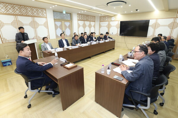 김성제 시장은 “신도시 사업 추진에 있어 원주민들이 적극 협조하고 있지만, 손실 보상이 지연되어 막대한 재산상의 손실이 발생하고 있다”며, “조속한 보상 추진과 원주민들이 재정착할 수 있도록 이주자택지 이전 등 원주민의 건의사항을 적극 반영해주길 바란다”고 강조했다./ 의왕시 제공