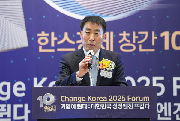 정순표 한국뉴미디어그룹 회장이 27일 오전 서울 여의도 FKI타워에서 열린 한스경제 창간 10주년 기념 ‘체인지 코리아(Change Korea) 2025 포럼’에서 개회사를 하고 있다. /한스경제 DB