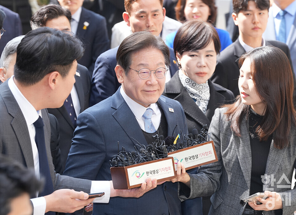 이재명 더불어민주당 대표가 26일 오후 서울지방법원에 공직선거법 위반 혐의 사건 항소심 선고를 위해 법정으로 들어서고 있다. /최대성 기자 dpdaesung@sporbiz.co.kr 2025.03.26.