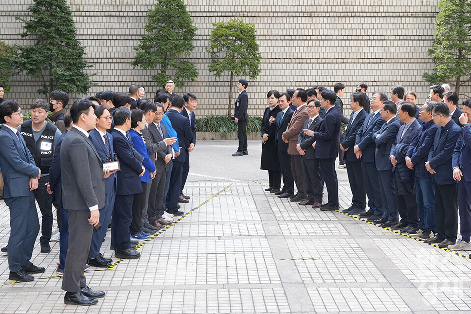 26일 오후 서울지방법원에서 진행되는 이재명 더불이민주당 대표의 공직선거법 위반 혐의 사건 항소심 선고를 앞두고 민주당 의원들이 도열해 있다. /최대성 기자 dpdaesung@sporbiz.co.kr 2025.03.26.