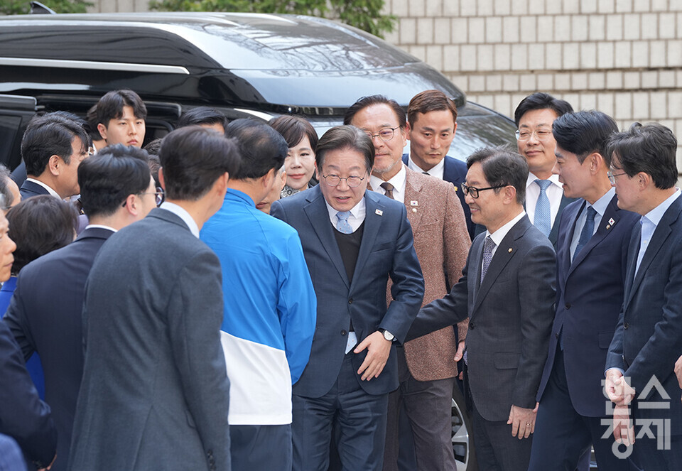 이재명 더불어민주당 대표가 26일 오후 서울지방법원에 공직선거법 위반 혐의 사건 항소심 선고를 위해 법정으로 들어서고 있다. /최대성 기자 dpdaesung@sporbiz.co.kr 2025.03.26.