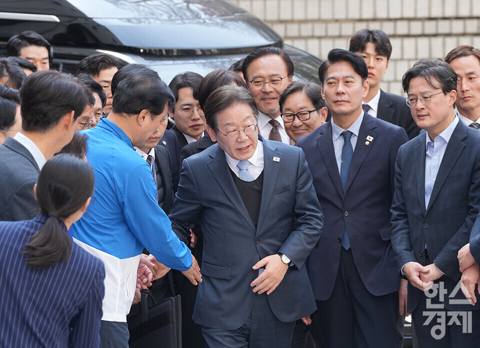 이재명 더불어민주당 대표가 26일 오후 서울지방법원에 공직선거법 위반 혐의 사건 항소심 선고를 위해 법정으로 들어서고 있다. /최대성 기자 dpdaesung@sporbiz.co.kr 2025.03.26.