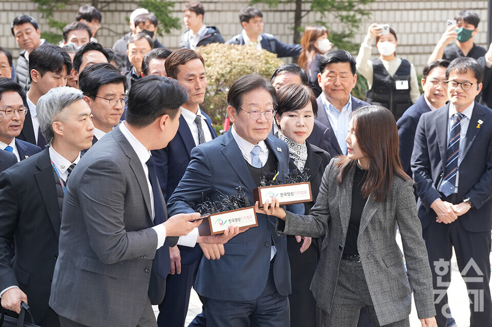 이재명 더불어민주당 대표가 26일 오후 서울지방법원에 공직선거법 위반 혐의 사건 항소심 선고를 위해 법정으로 들어서고 있다. /최대성 기자 dpdaesung@sporbiz.co.kr 2025.03.26.