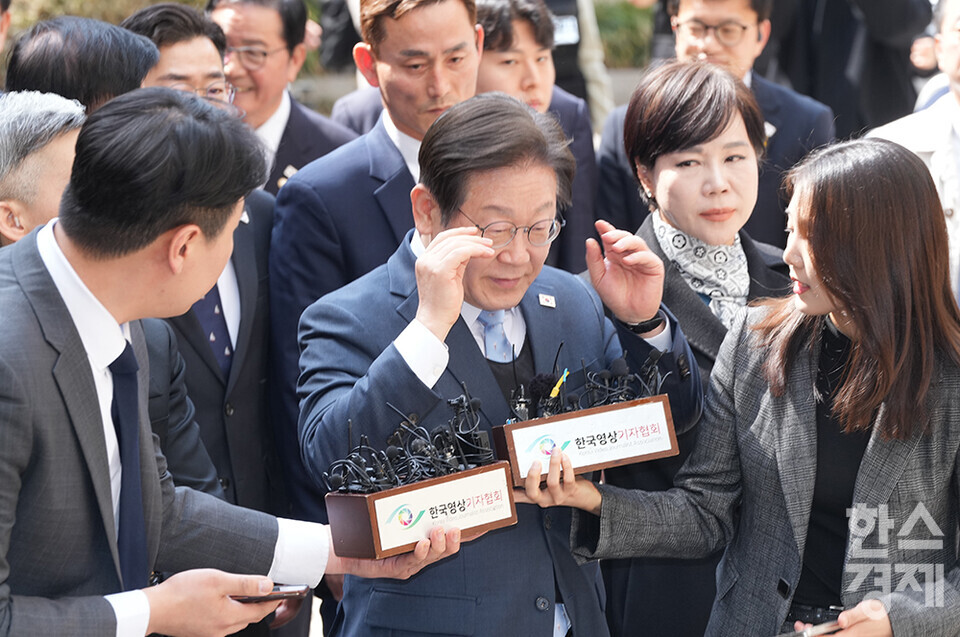 이재명 더불어민주당 대표가 26일 오후 서울지방법원에 공직선거법 위반 혐의 사건 항소심 선고를 위해 법정으로 들어서고 있다. /최대성 기자 dpdaesung@sporbiz.co.kr 2025.03.26.